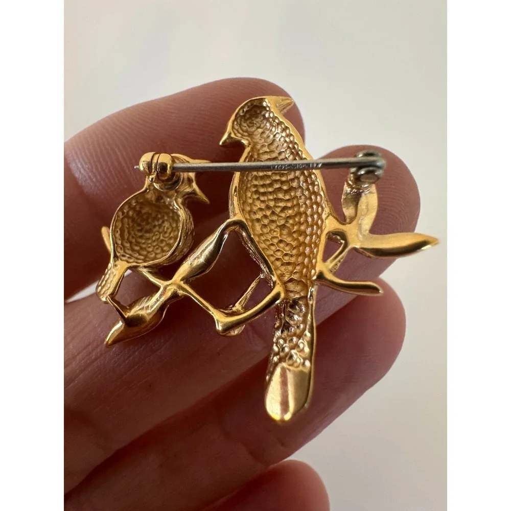 Krementz Brooch Birds Mother‎ Baby Pin Gold tone Beautiful Signed Vintage